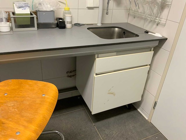 Van schaik en berghuis laboratorium meubel opstelling met werkkruk - afbeelding 9 van  10