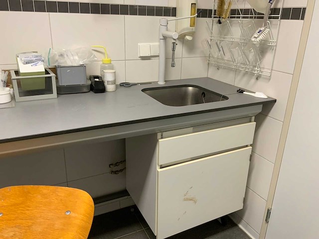 Van schaik en berghuis laboratorium meubel opstelling met werkkruk - afbeelding 10 van  10
