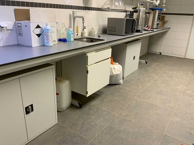 Van schaik en berghuis laboratorium meubel opstelling - afbeelding 1 van  10