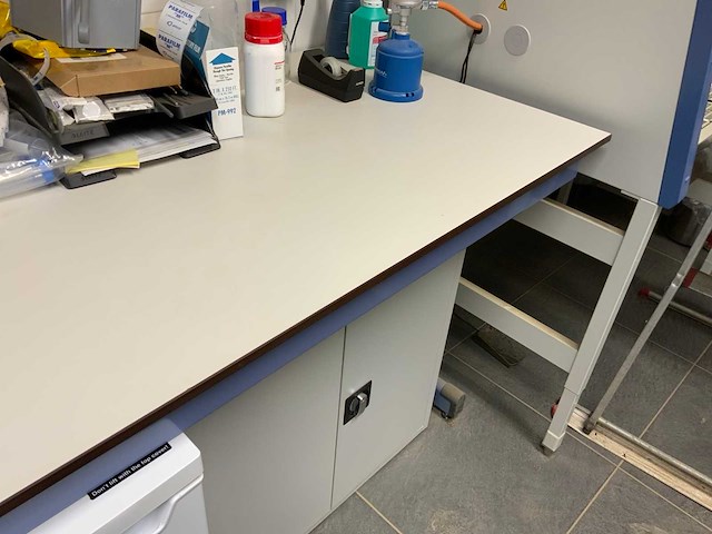 Van schaik en berghuis laboratorium meubel opstelling - afbeelding 4 van  5