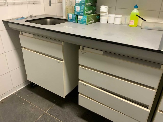 Van schaik en berghuis laboratorium meubel opstelling - afbeelding 2 van  6