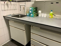 Van schaik en berghuis laboratorium meubel opstelling - afbeelding 3 van  6