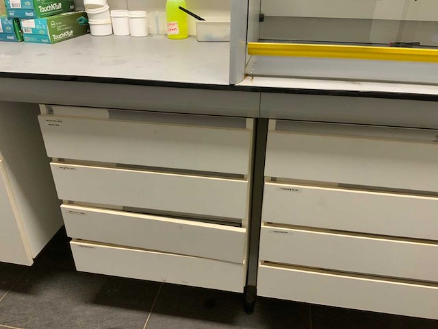 Van schaik en berghuis laboratorium meubel opstelling - afbeelding 4 van  6