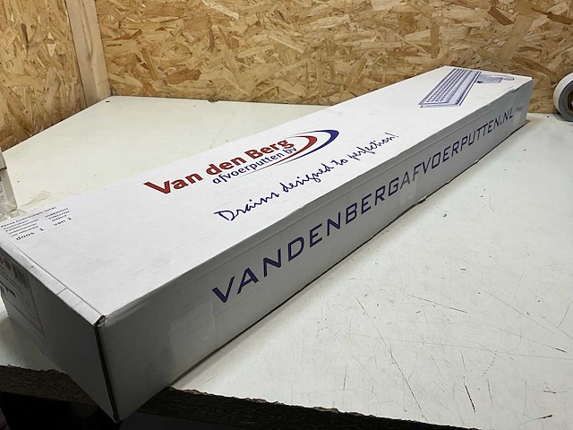 Vandenberg finish line douchegoot abs 1000x50mm zu. blind matzwart rvs rooster waterslot 50mm(rooster omgekeerd=tegelrooster) - afbeelding 1 van  1
