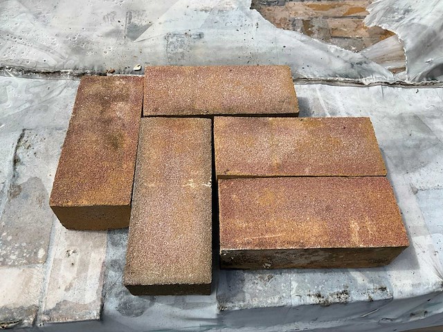Vandersanden partij bakstenen(210x900x650mm) - afbeelding 1 van  2