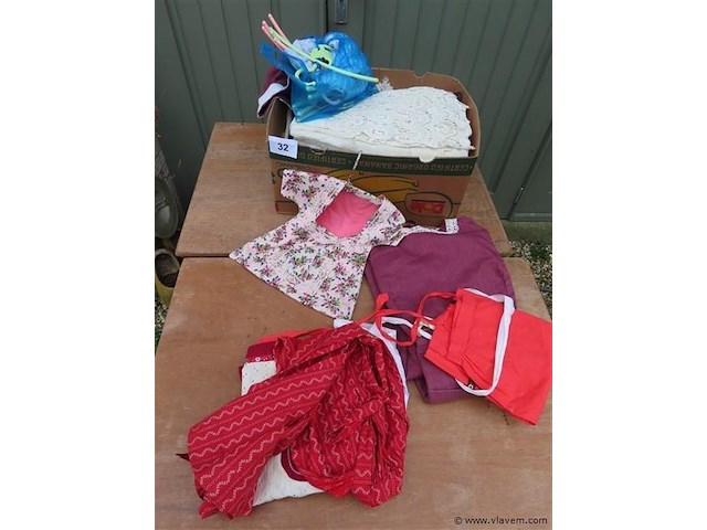 Varia textiel in bananendoos - afbeelding 1 van  3