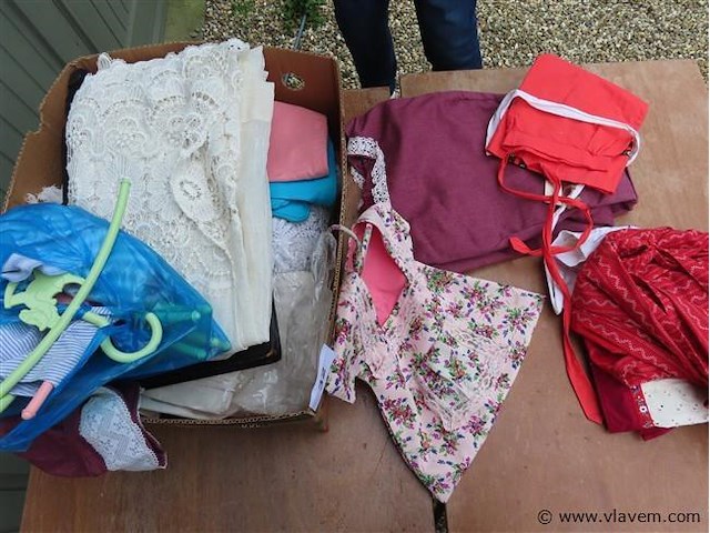 Varia textiel in bananendoos - afbeelding 3 van  3