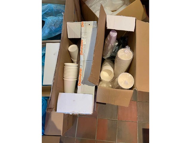 Various disposable materials - afbeelding 1 van  4