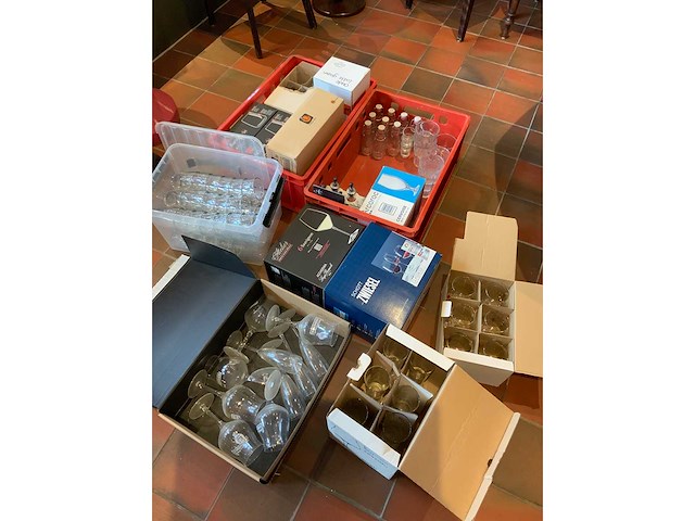 Various glassware - afbeelding 1 van  3