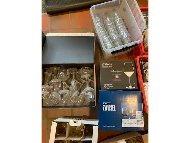 Various glassware - afbeelding 2 van  3