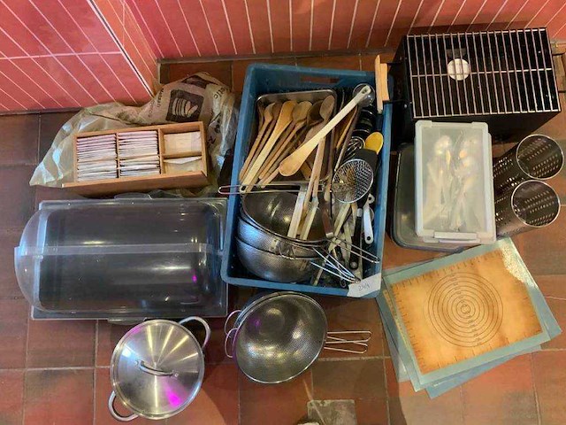 Various kitchen equipment - afbeelding 1 van  6