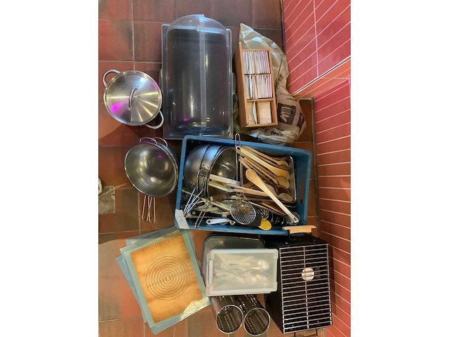 Various kitchen equipment - afbeelding 2 van  6