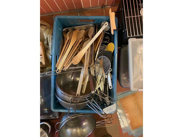 Various kitchen equipment - afbeelding 3 van  6