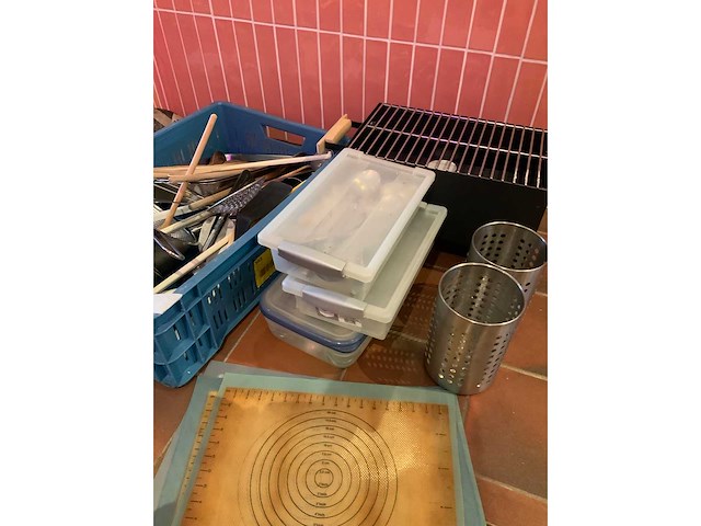 Various kitchen equipment - afbeelding 5 van  6