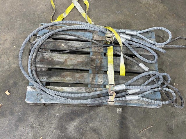 Various lifting and hoisting equipment (4x) - afbeelding 1 van  2