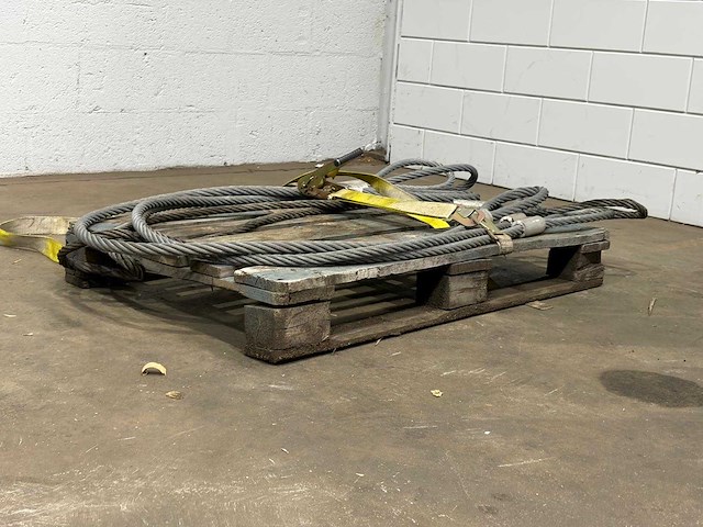 Various lifting and hoisting equipment (4x) - afbeelding 2 van  2