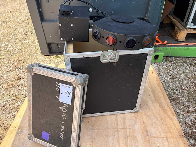 Various light equipment with flight case - afbeelding 1 van  3