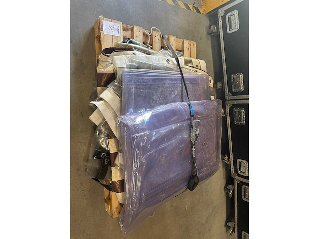 Various light equipment - afbeelding 2 van  2
