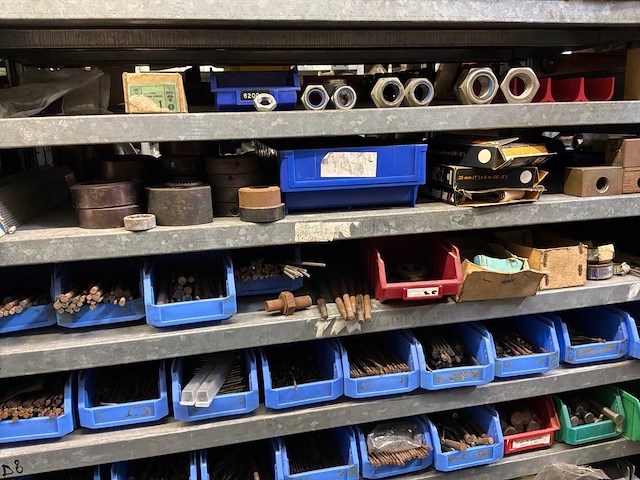 Various warehouse inventory - afbeelding 6 van  226