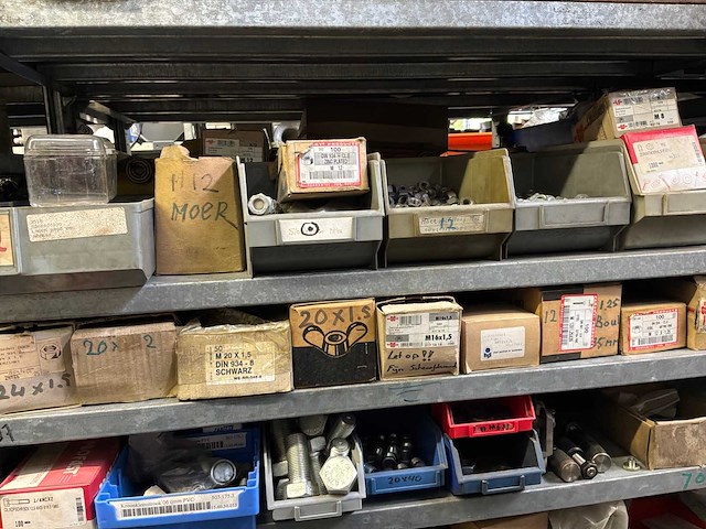 Various warehouse inventory - afbeelding 10 van  226