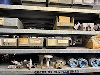 Various warehouse inventory - afbeelding 14 van  226