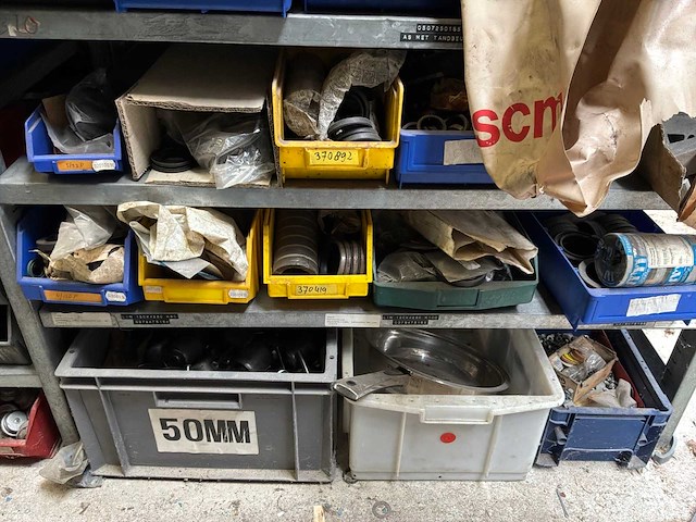 Various warehouse inventory - afbeelding 23 van  226