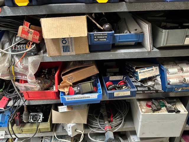 Various warehouse inventory - afbeelding 28 van  226