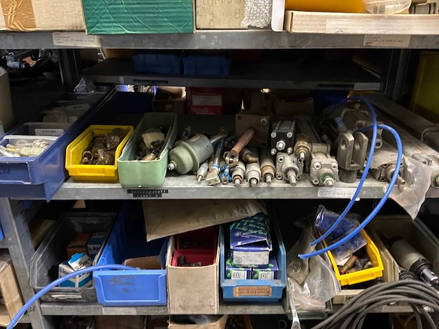 Various warehouse inventory - afbeelding 66 van  226