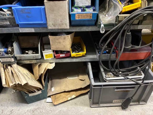 Various warehouse inventory - afbeelding 67 van  226