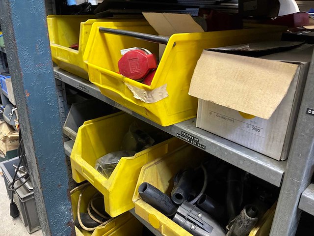 Various warehouse inventory - afbeelding 71 van  226
