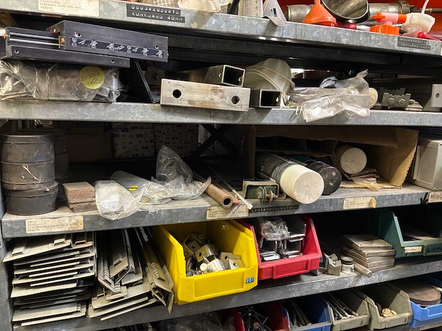 Various warehouse inventory - afbeelding 78 van  226