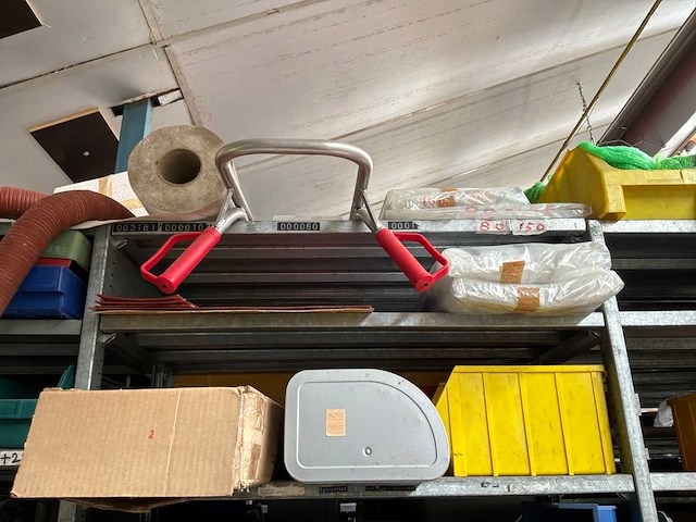 Various warehouse inventory - afbeelding 79 van  226