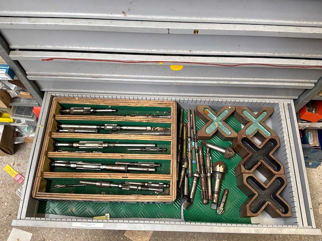 Various warehouse inventory - afbeelding 110 van  226