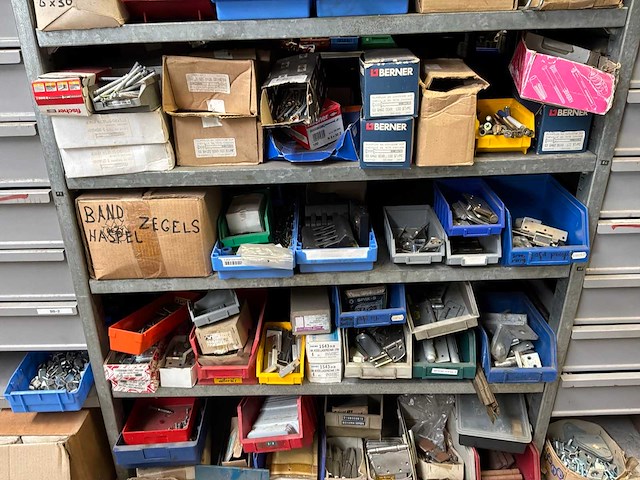 Various warehouse inventory - afbeelding 115 van  226