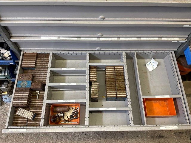 Various warehouse inventory - afbeelding 125 van  226