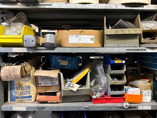 Various warehouse inventory - afbeelding 130 van  226