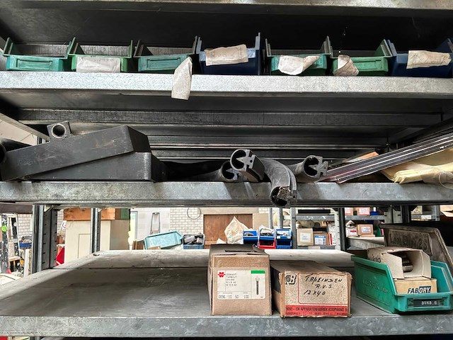 Various warehouse inventory - afbeelding 180 van  226