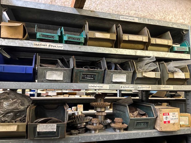 Various warehouse inventory - afbeelding 191 van  226
