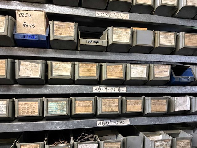 Various warehouse inventory - afbeelding 211 van  226