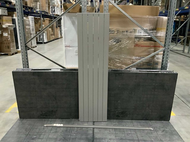 Vasco - designradiator 43,5 x 160 cm - afbeelding 1 van  3