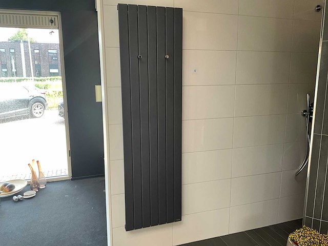 Vasco - viola - designradiator 50 x 180 cm - afbeelding 1 van  4