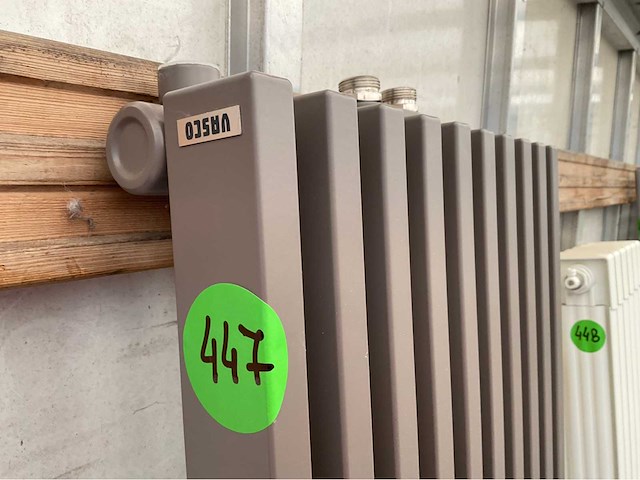 Vasco designradiator 38x181cm met handdoekhouder - afbeelding 2 van  5
