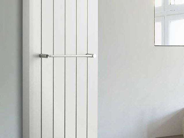 Vasco radiator handdoekbeugel chroom 720mm zelf in te korten - afbeelding 1 van  1