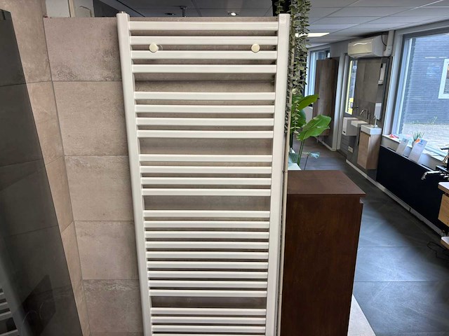 Vasco showroom radiator - afbeelding 1 van  4