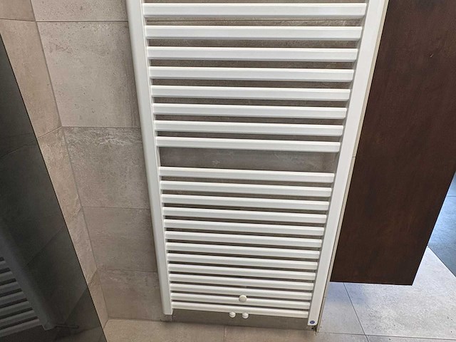 Vasco showroom radiator - afbeelding 3 van  4
