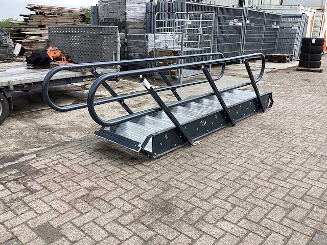 Vaste trap 360x78cm - afbeelding 1 van  6