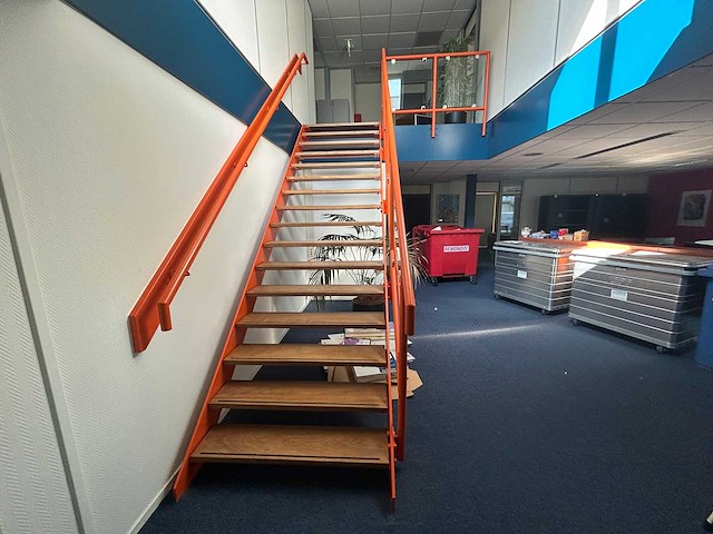 Vaste trap incl. leuning en balustrade - afbeelding 2 van  6