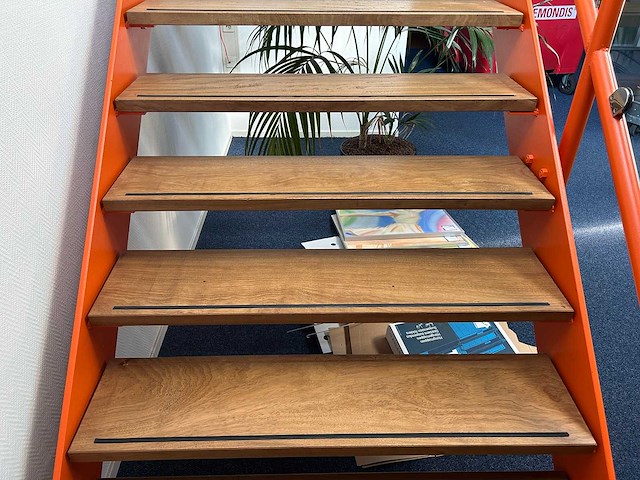 Vaste trap incl. leuning en balustrade - afbeelding 3 van  6