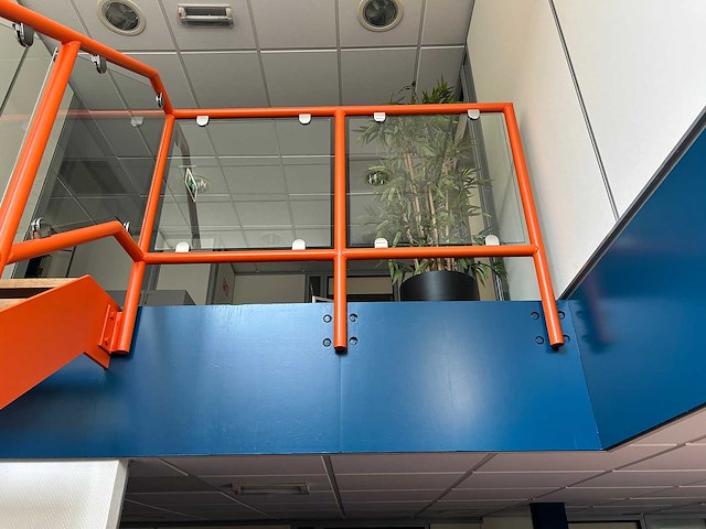 Vaste trap incl. leuning en balustrade - afbeelding 4 van  6