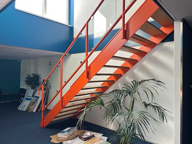 Vaste trap incl. leuning en balustrade - afbeelding 5 van  6